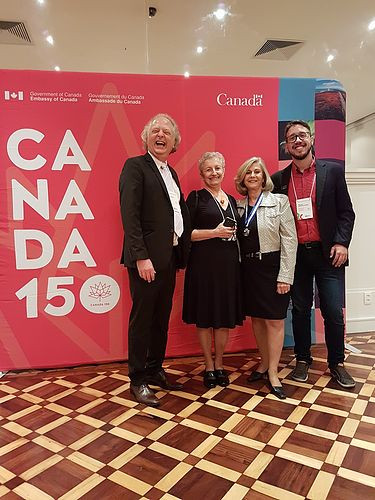 MEDALHA NOBRE PARCERIA conferida a Zilá Bernd pelo Embaixador do Canadá por 30 anos de parceria. O ato fez parte das comemorações dos 150 anos da Confederação Canadense.