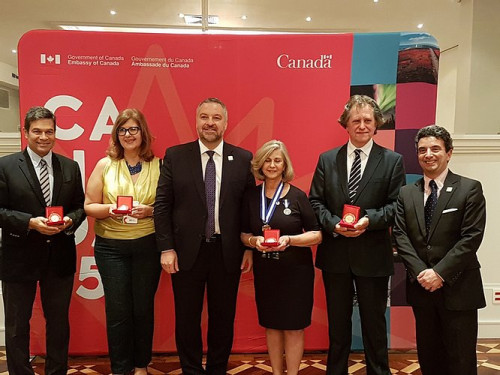 MEDALHA NOBRE PARCERIA conferida a Zilá Bernd pelo Embaixador do Canadá por 30 anos de parceria. O ato fez parte das comemorações dos 150 anos da Confederação Canadense.