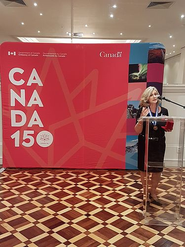 MEDALHA NOBRE PARCERIA conferida a Zilá Bernd pelo Embaixador do Canadá por 30 anos de parceria. O ato fez parte das comemorações dos 150 anos da Confederação Canadense.