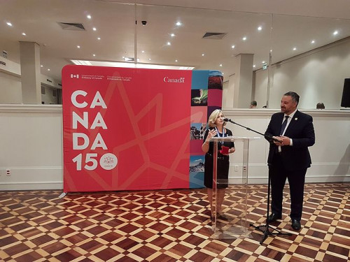 MEDALHA NOBRE PARCERIA conferida a Zilá Bernd pelo Embaixador do Canadá por 30 anos de parceria. O ato fez parte das comemorações dos 150 anos da Confederação Canadense.