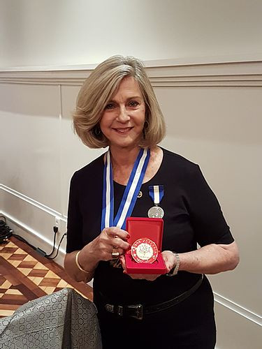 MEDALHA NOBRE PARCERIA conferida a Zilá Bernd pelo Embaixador do Canadá por 30 anos de parceria. O ato fez parte das comemorações dos 150 anos da Confederação Canadense.