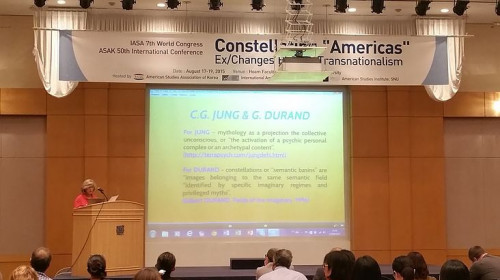  Zilá Bernd, proferindo conferência inaugural do 7th Worl Congress of IASA - International American Studies Associatian, Seul (Coreia do Sul), 17 de agosto de 2015.