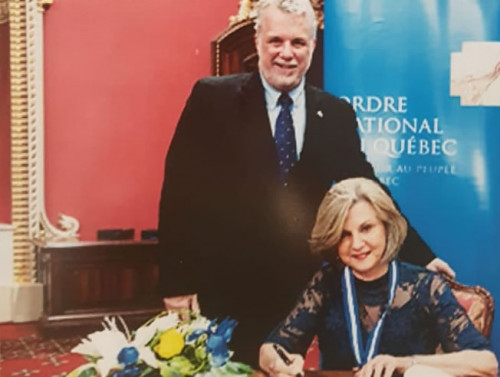 Recebendo em 2014 a ordem Nacional do Quebec no Parlamento de Quebec