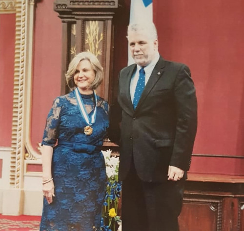 Recebendo em 2014 a ordem Nacional do Quebec no Parlamento de Quebec